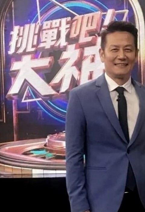 清纯反差小骚货在厨房撅着屁股勾引两个哥哥玩3p - 罗丽网