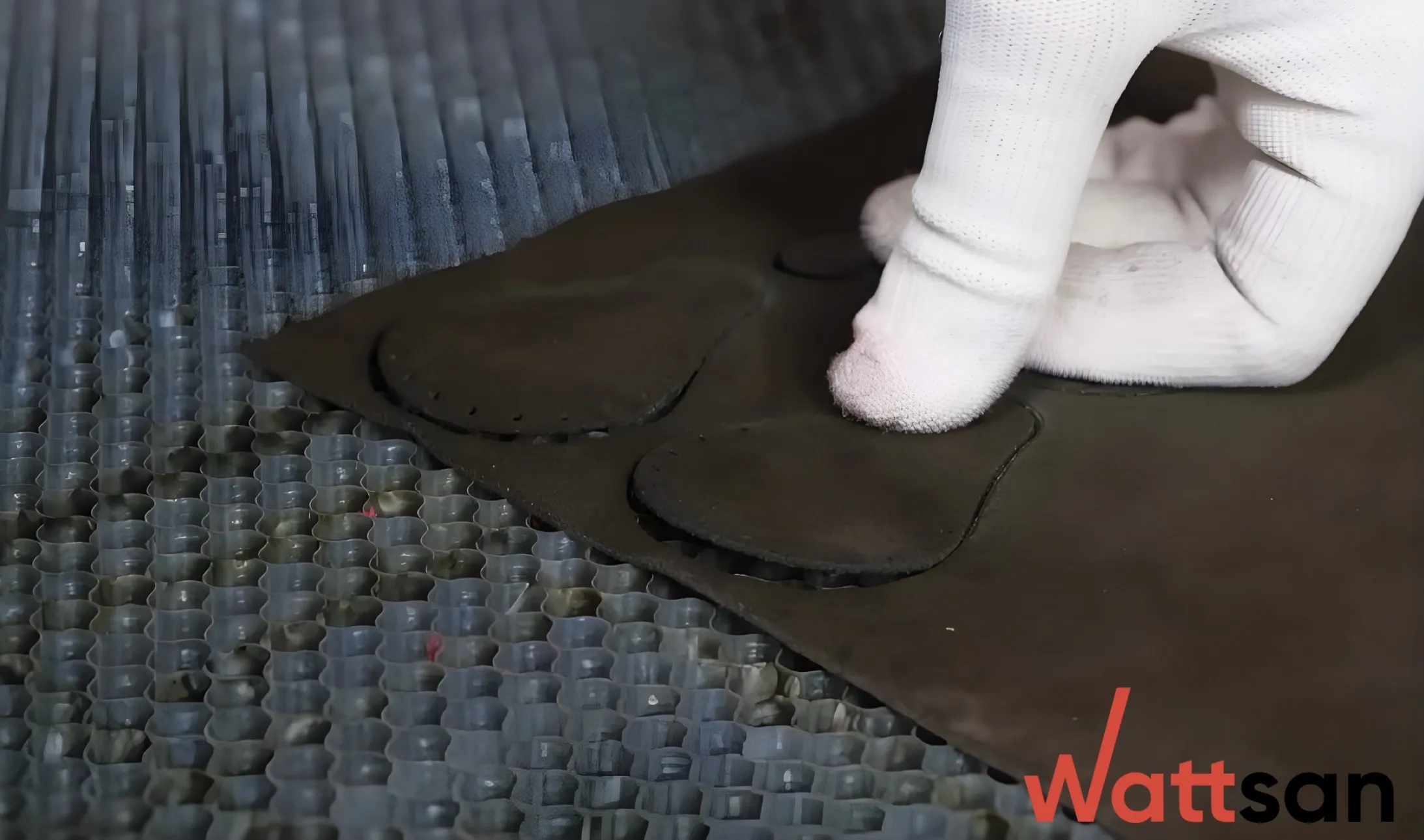大众文学网 working with leather